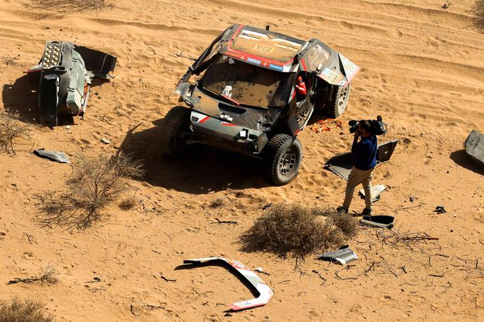 Sebastien Loeb, Dakar 2025 | Sebastien Loeb je končal Dakar 2025 v razbitinah, odnesel pa jo je srečno. Po etapi so ga diskvalificirali. | Foto Reuters