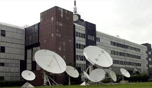 Vlada in nacionalni RTV ostro zaradi napovedi nižanja prispevka
