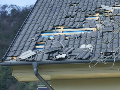 Močan veter na zahodu države odkrival strehe in podiral drevesa