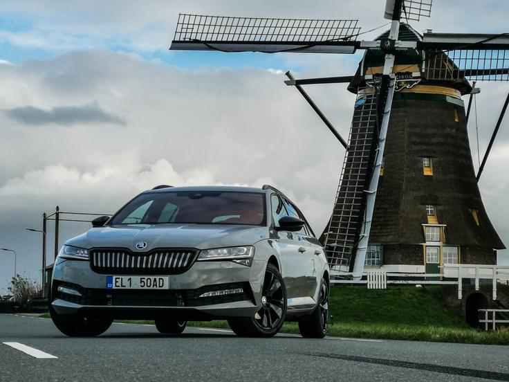 Škoda superb iV in škoda citigo E iV Škoda superb iV in škoda citigo E iV | Foto: Gašper Pirman