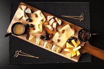 Hit vsake zabave: tako pripravite idealno sirovo ploščo