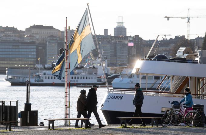 Tudi Švedska ima kljub strožjim tonom oblasti in novim omejitvam vse več težav z obvladovanjem drugega vala epidemije covid-19. | Foto: Reuters