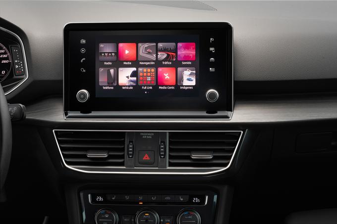 Samostoječi 8-palčni zaslon je nameščen višje, na višini voznikovih oči in se zna sporazumevati s sistemoma Apple Carplay in Android Auto. | Foto: Seat