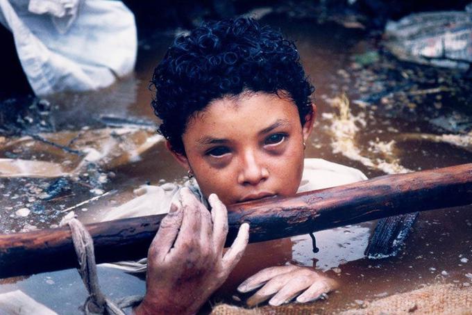 13. novembra 1985 je v Kolumbiji izbruhnil vulkan in sprožil več piroklastičnih plazov, hitro premikajočih se tokov pepela, blata in drugega materiala, ki je pod sabo pokopal številne vasi. Ena od žrtev je bila tudi 13-letna Omayra Sanchez, ki jo je plaz ukleščil pod beton in onemogočil njeno rešitev, saj bi ji morali pri tem polomiti ali celo amputirati noge. Reševalci in zdravniki so se strinjali, da je bolj humano, če dekle pustijo umreti, kar se je zgodilo šele tri dni po nesreči. Omayrine počrnele oči so fotografu Franku Fournierju leta 1986 prinesle nagrado za novinarsko fotografijo leta. | Foto: 