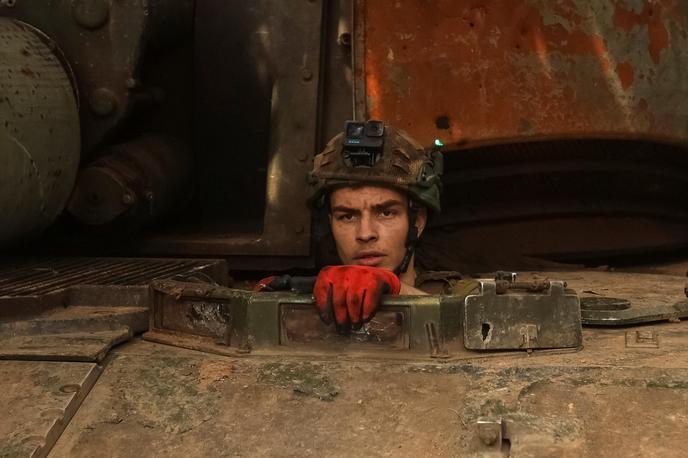 Nekaj | "Ni vprašanje, ali bo zdržala Rusija, ampak je vprašanje, ali bo zdržala Ukrajina," je prepričan avstrijski polkovnik Markus Reisner. Na fotografiji: ukrajinski tankist. | Foto Reuters