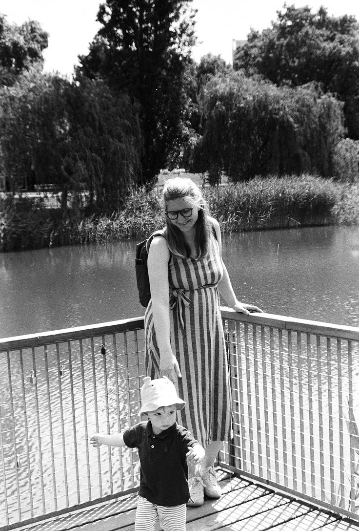 "Jezik mi še danes povzroča težave. Aktivno sem se ga učila že trikrat ali štirikrat, a vedno je prišlo nekaj vmes, da mi stvari ni uspelo dokončati, bodisi zaradi rojstva prvega bodisi drugega otroka," nam je zaupala sogovornica Neža. | Foto: Osebni arhiv Neže Zentai