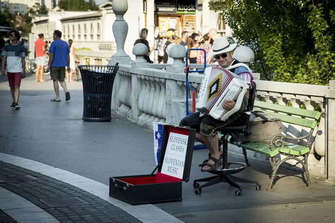 ulični glasbeniki, harmonikar | Mnoge Ljubljančane moti harmonikar, ki v vsakem vremenu in letnem času igra na Prešernovem trgu v središču mesta. | Foto Ana Kovač
