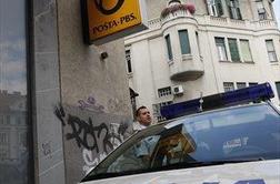 Policija še ne ve, koliko so zamaskiranci ukradli iz poštnega vozila