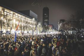 Neodvisni mediji v Srbiji z opozorili pred vse večjimi pritiski oblasti