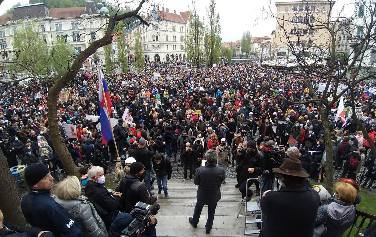 protest | Na protivladnem protestu v Ljubljani se je včeraj zbralo več tisoč ljudi. Med njimi mnogi niso uporabljali zaščitne maske. | Foto Bojan Puhek