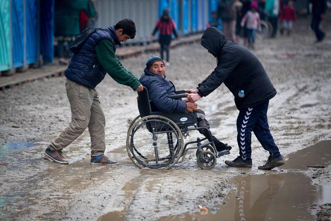 Med begunci in migranti, ki so se podali na pot proti Evropi, so tudi invalidi. | Foto: 