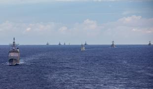 ZDA nad Rdečim morjem v bližini tovornih ladij sestrelile tri oborožene drone