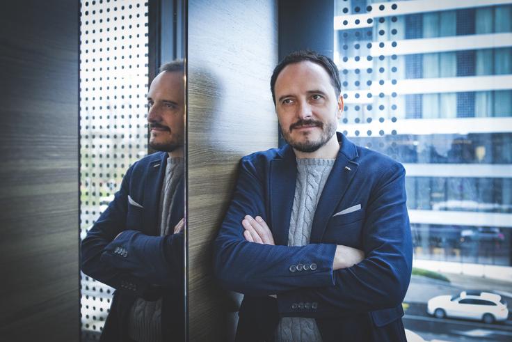 "Slovenci zelo radi kritiziramo, zato se moraš zelo potruditi za dobro vzdušje ali pa res izbrati take pesmi, ki omehčajo srce," je prepričan Blaž Švab. | Foto: Ana Kovač