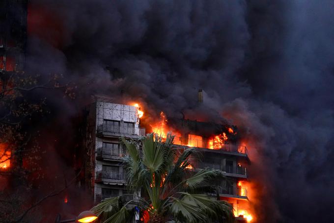 V plamenih je bila celotna stanovanjska zgradba.  | Foto: Reuters