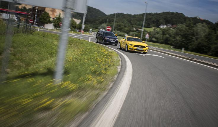 Varnostna služba je bila mustangu v vsakem trenutku tesno za petami, vse dokler Ciril ni pripeljal do ovinkov ... | Foto: 
