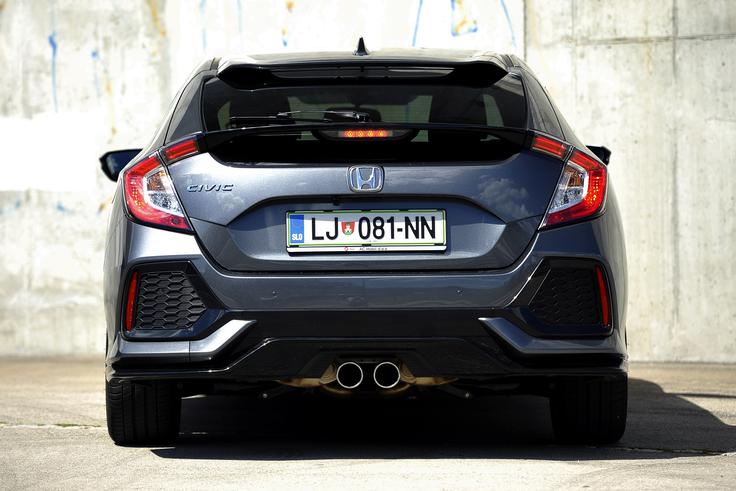 V serijski opremi paketa sport civic dobi še nekoliko bolj atraktivno podobo s športno poudarjenimi spodnjimi, sprednjimi in zadnjimi odbijači ter širokimi črnimi pragovi. Tak bo na cesti samozavestno ugovarjal tudi kakšnemu GTI, ST … | Foto: Jure Gregorčič