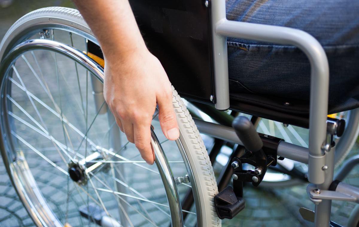 Invalidski voziček | "Oseba, ki se vozi v invalidskem vozičku, mora upoštevati predpise, ki veljajo za udeležbo pešcev oziroma kolesarjev v cestnem prometu, to pa pomeni, da mora v primeru, ko ni mogoče uporabljati prometne površine, namenjene hoji pešcev, hoditi (voziti) ob desnem robu vozišča v smeri hoje (vožnje), izjemoma ob levem robu v primeru ovir ali nevarnosti na vozišču," pravijo na policiji. | Foto Thinkstock