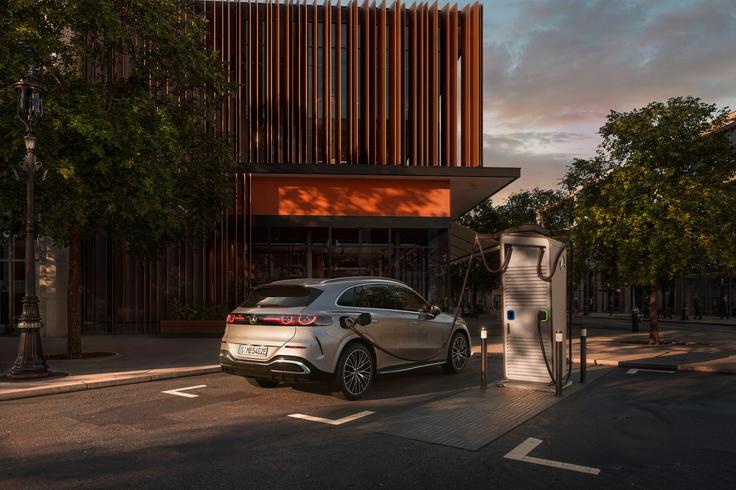 Napredna litij-ionska baterija s 94 kWh in prilagodljivim pretvornikom omogoča hitro in učinkovito polnjenje kjerkoli, tudi na 400-voltnih hitrih polnilnicah | Foto: Mercedes-Benz AG