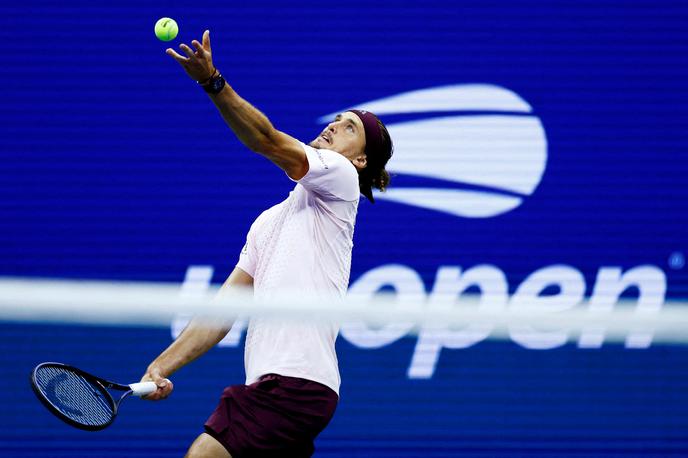 Alexander Zverev | Alexander Zverev je zanesljivo napredoval v polfinale OP ZDA. | Foto Reuters