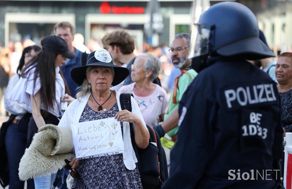 Protesti v Berlinu proti ukrepom zaradi koronavirusa