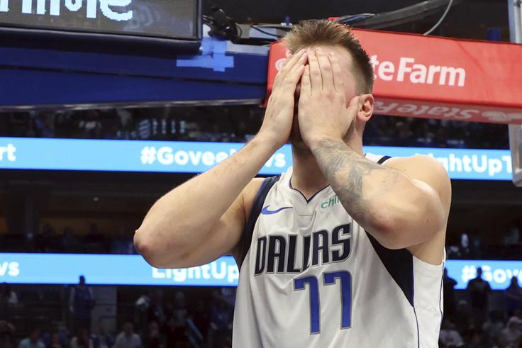 Luka Dončić bo vsaj mesec dni odsoten z igrišč. | Foto: Guliverimage