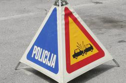 Trčil v tovornjak in umrl, policija išče priče nesreče