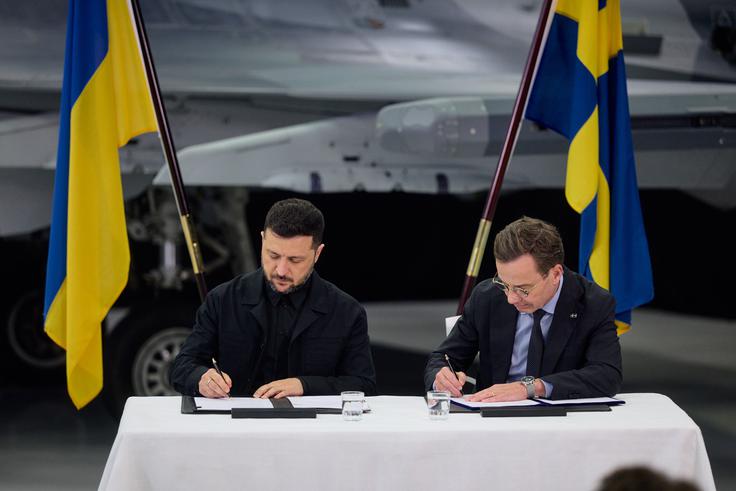 Volodimir Zelenski in Ulf Kristersson Prejšnji teden sta Zelenski in Kristersson podpisala memorandum o soglasju, ki predvideva možno dobavo do 150 Saabovih lovcev JAS 39 gripen E Ukrajini.  | Foto: Guliverimage