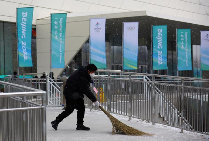 V samem Pekingu je snežilo 20. januarja. A le toliko, da so ga lahko kar pometli. | Foto: Reuters