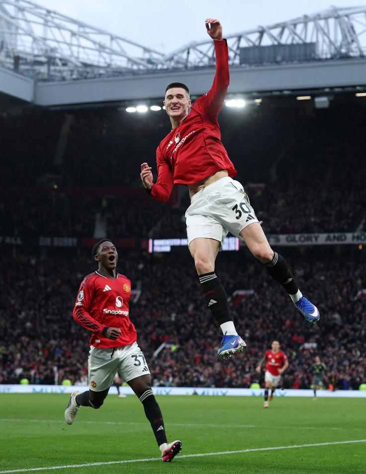 Benjamin Šeško proslavlja zadetke z nebeškimi skoki. | Foto: Reuters