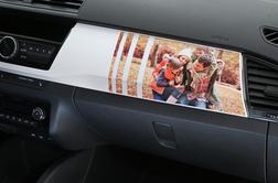 Avtomobil po lastnem okusu: družinska fotografija na armaturni plošči