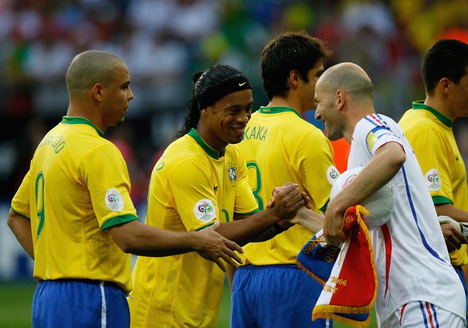 Sproščeni trije velikani svetovnega nogometa tik pred začetkom tekme. Ronaldu in Ronaldinhu po koncu tekme zagotovo ni bilo več do smeha ...  | Foto: Getty Images