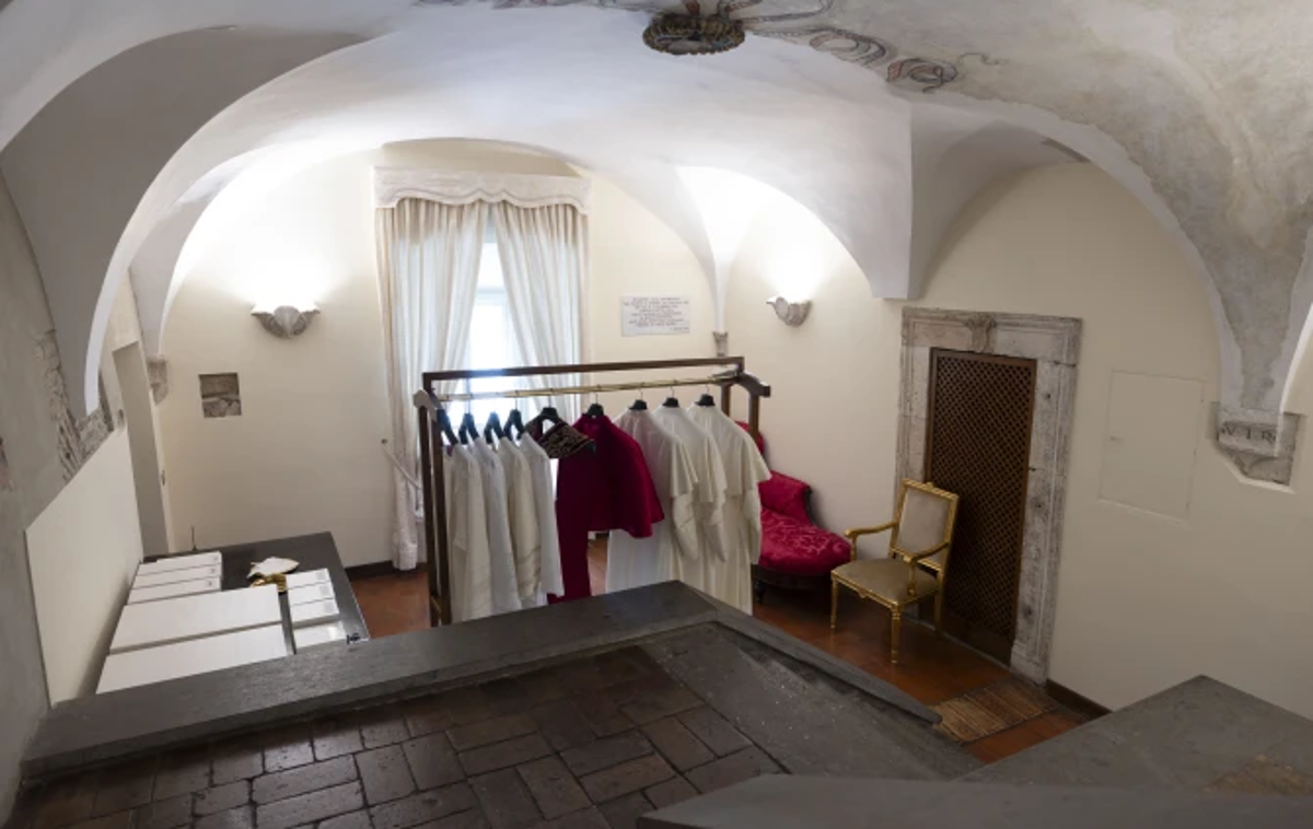 Papeževa soba | Soba solz je izjemno preprosto okrašena. V sobi so pisalna miza, majhen rdeč kavč, poimenovan Papeževe solze, in papeževa obleka. | Foto Vatican Media