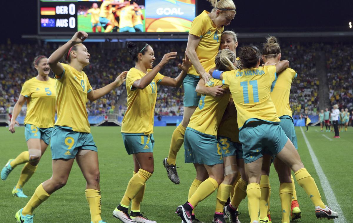 avstralija nogomet ženske | Članice avstralske nogometne reprezentance bodo z novim dogovorom enakopravne z moškimi kolegi. Imele bodo enako plačo, enake pogoje za trening, na tekmovanja pa bodo tako kot oni letele v poslovnem razredu.  | Foto Reuters