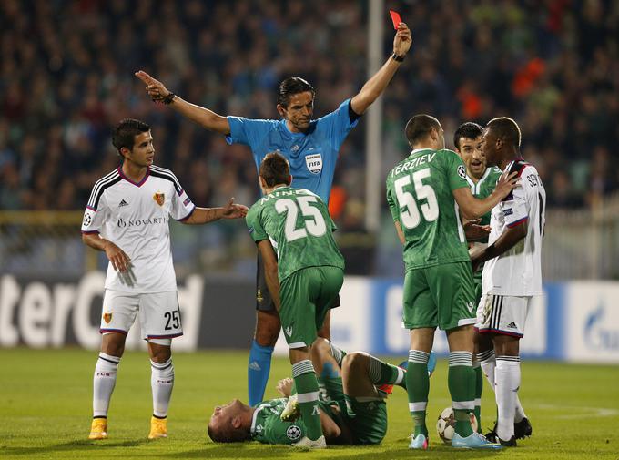 Na srečanju v Sofiji je že v 18. minuti izključil nogometaša Basla. | Foto: Reuters