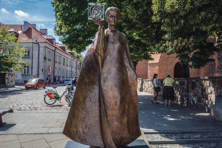 Spomenik Mariji Sklodowski-Curie v poljskem glavnem mestu Varšava, kjer se je rodila leta 1867. | Foto: Shutterstock