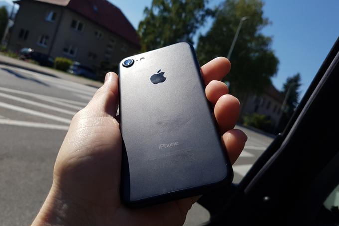 Lanski iPhone 7 res ni slovel po odlični bateriji. Britanski znanstveniki so v raziskavi celo ugotovili, da je imel najslabšo baterijo med vsemi primerljivo zmogljivimi pametnimi telefoni. Kliknite na fotografijo za članek. | Foto: Matic Tomšič