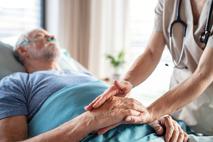 zdravnica pacient bolniška postelja