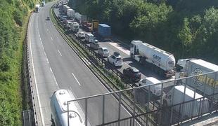 Na primorski avtocesti daljši zastoj, ena ura zamude