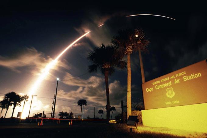 Izstrelitev Cassini-Huygens so izvedli s pomočjo nosilne rakete Titan IV, ki je plovilo odnesla v vesolje.  | Foto: Reuters