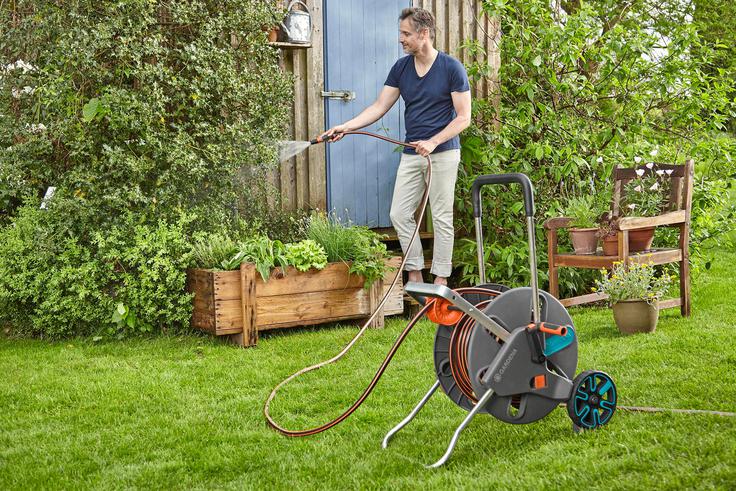 Voziček za cev CleverRoll L Easy GARDENA omogoča prostorsko varčno shranjevanje cevi in zalivanje brez napora.  | Foto: Gardena