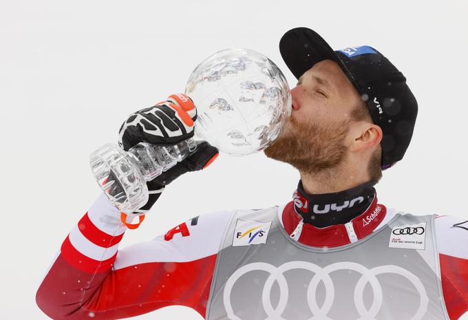 Marco Schwarz je takole poljubil mali kristalni globus, ki ga je prejel za zmago v slalomskem seštevku svetovnega pokala. | Foto: Reuters