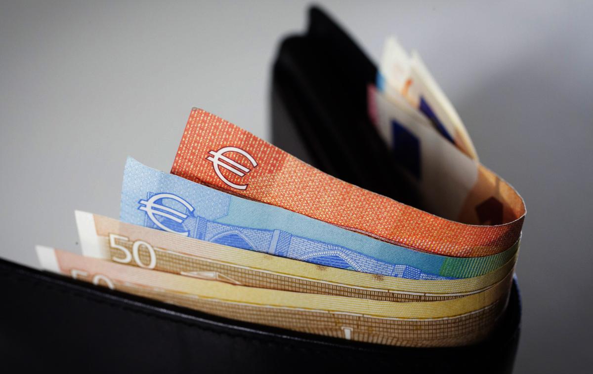 Podražitev, evri, denar, bankovci | Sladkor se je v enem letu podražil za kar 45,9 odstotka. | Foto Guliver Image
