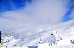 V padcu gondole v švicarskem smučarskem središču en mrtev