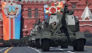 V Rusiji dan zmage zaznamovali z veličastno vojaško parado #foto #video