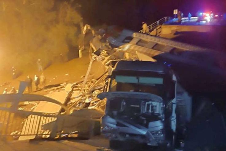 Posledice zrušenja avtocestnega mostu v Rusiji | Foto: Reuters