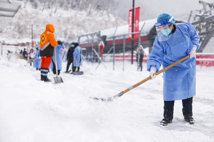 Peking čiščenje snega | Foto Anže Malovrh/STA