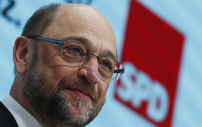 SPD je v preteklih desetletjih zmagovala s karizmatičnimi politiki na čelu: Willy Brandt, Helmut Schmidt in Gerhard Schröder. Zadnje čase stranka nima preveč sreče s svojimi voditelji. Zadnja dva kanclerska kandidata SPD sta bila za Merklovo lahek zalogaj: dolgočasni Frank Walter-Steinmeier leta 2009 in medli Peer Steinbrück leta 2013. Tudi letošnji up rdečih Martin Schulz, dolgoletni dobro plačani bruseljski evrokrat, nima potrebne karizme za zmago.  | Foto: Reuters