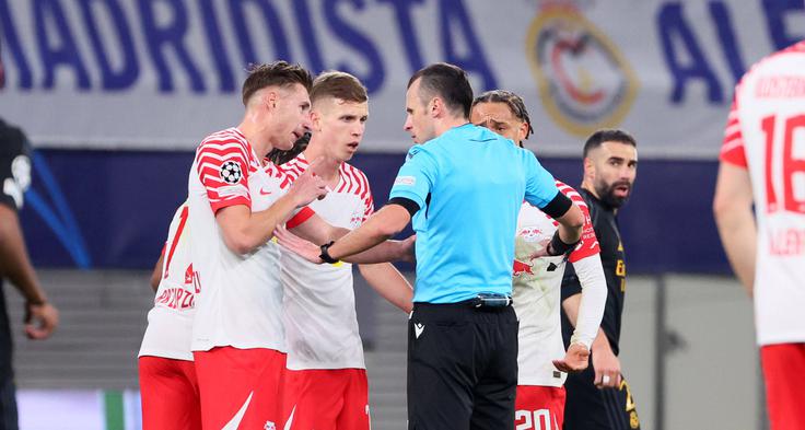 Sodnik Irfan Peljto se je večkrat znašel na "zagovoru" med nezadovoljnimi nogometaši Leipziga. | Foto: Guliverimage