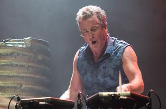 Umrl bobnar skupine Midnight Oil Rob Hirst