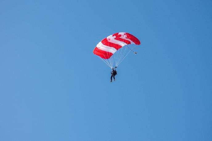 Jadralni padalec, nesreča | Pri padcu se je madžarski jadralni padalec lažje telesno poškodoval (poškodba kolka) in so ga kasneje s helikopterjem (med člani posadke je bil tudi policist gorske policijske enote) prepeljali na nadaljnje zdravljenje v ljubljanski klinični center, so zapisali na Policijski upravi Nova Gorica. | Foto Shutterstock